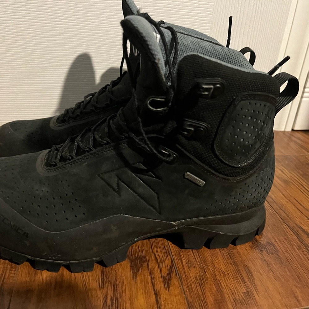 Slightly worn Tecnica boys ski boots